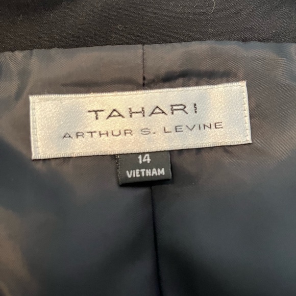 Tahari short black, lined jacket size 14 - Picture 3 of 4